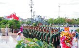 Đoàn đại biểu tham dự Đại hội Thi đua Quyết thắng Lực lượng vũ trang tỉnh Nghệ An dâng hoa, dâng hương tại Quảng trường Hồ Chí Minh