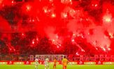 Làng bóng Indonesia hú vía với 'mưa pháo sáng' trên sân CLB Persebaya