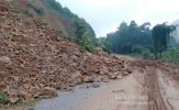 Sạt lở đất đá gây cản trở giao thông tại thôn Nà Pàn, xã Hoa Thám, huyện Bình Gia