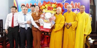 Bí thư Tỉnh ủy Bùi Thị Quỳnh Vân thăm, chúc mừng Đại lễ Phật đản