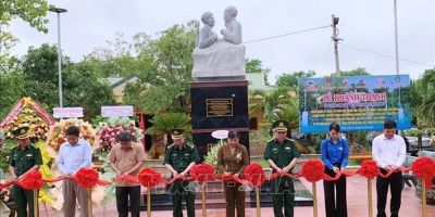 Khánh thành Tượng đài 'Bác Hồ với chiến sĩ Biên phòng' ở vùng biên Đắk Lắk