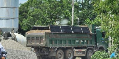 Nam Định: Đường đê 'oằn mình' dưới bánh hàng đoàn xe tải phục vụ dự án