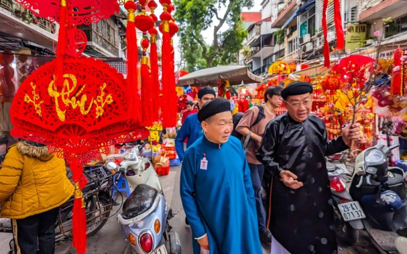 Ấn tượng hình ảnh áo dài truyền thống mang màu Tết xưa ở chợ hoa phố cổ Hà Nội