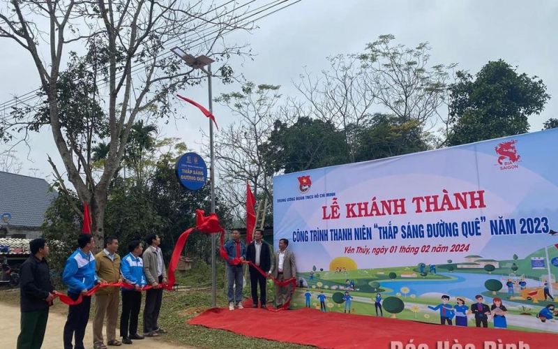 Khánh thành, bàn giao công trình 'Thắp sáng đường quê' tại huyện Yên Thủy