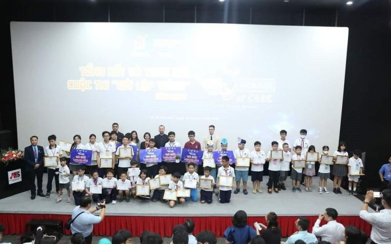 73 thí sinh, nhóm thí sinh đoạt giải cuộc thi 'Giờ lập trình' năm 2024
