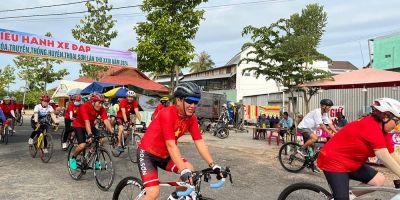 80 vận động viên diễu hành xe đạp tại Thoại Sơn