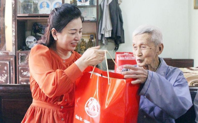 Bắc Giang: Thăm, tặng quà CCB, cựu TNXP tham gia Chiến dịch Điện Biên Phủ
