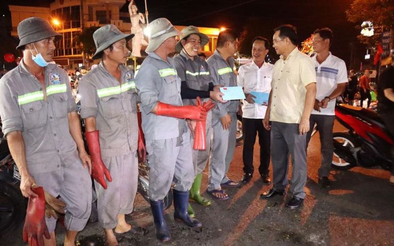Bí thư Tỉnh ủy - Nguyễn Văn Được kiểm tra an ninh trật tự và chúc tết công nhân môi trường tại Bến Lức