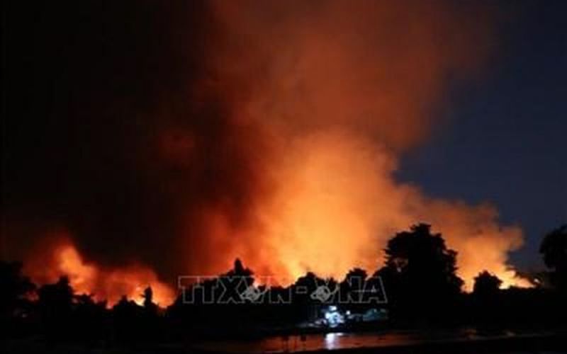 Bình Dương: Cháy rợp trời tại khu dân cư Suối Giữa bỏ hoang nhiều năm