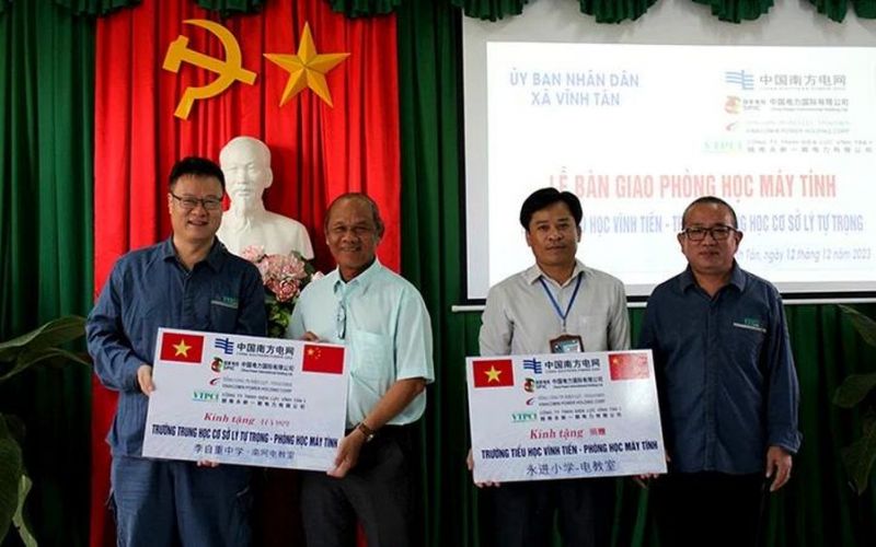 Bình Thuận: Trao tặng 56 bộ máy vi tính cho các trường học ở xã Vĩnh Tân