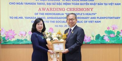Bộ trưởng Đào Hồng Lan trao tặng Kỷ niệm chương 'Vì sức khỏe nhân dân' cho Đại sứ Nhật Bản tại Việt Nam