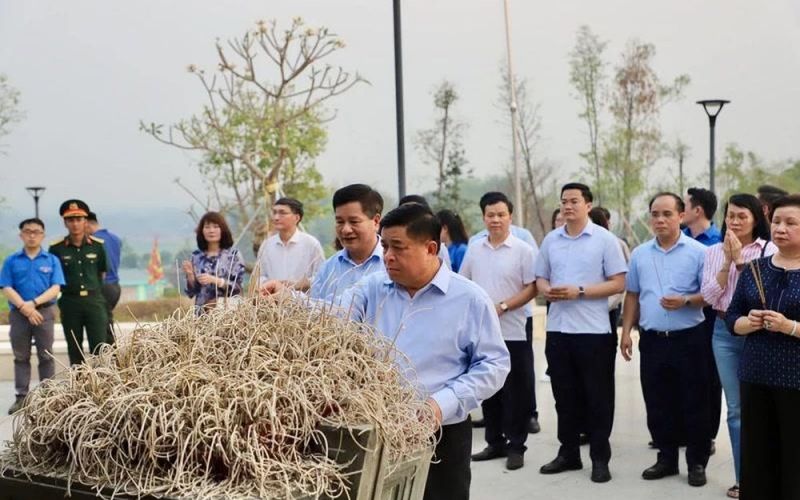 Bộ trưởng Nguyễn Chí Dũng viếng nghĩa trang liệt sĩ, tặng quà gia đình chính sách tại Điện Biên