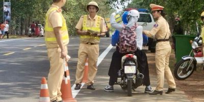 Cảnh sát giao thông Kon Tum tặng hàng nghìn chai nước cho người dân, du khách