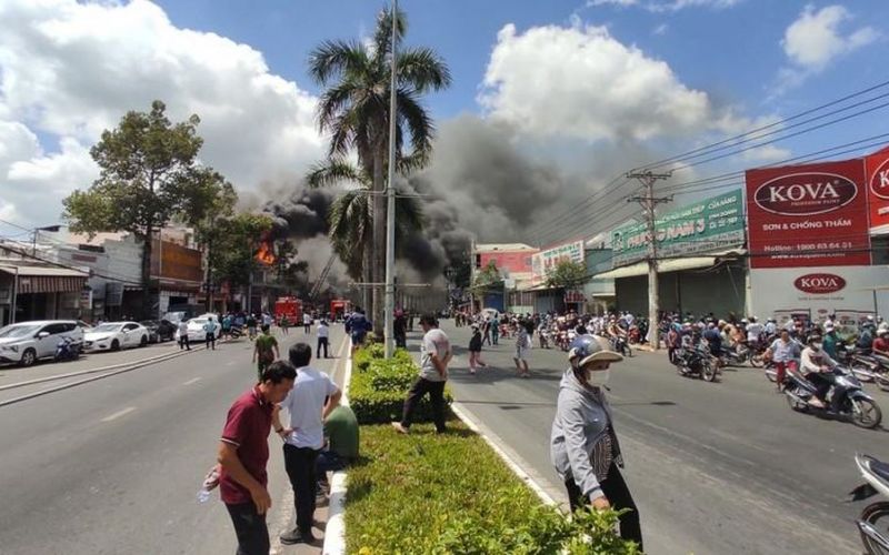 Cháy lớn gara ô tô ở Cần Thơ, nhiều người hốt hoảng bỏ chạy
