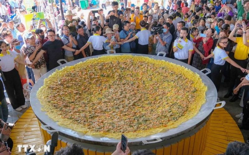 Chiếc bánh xèo khổng lồ tại Lễ hội Bánh dân gian Nam Bộ