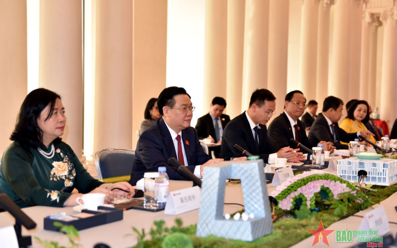 Chủ tịch Quốc hội thăm Trung tâm Nghiên cứu và Phát triển của Tập đoàn Huawei