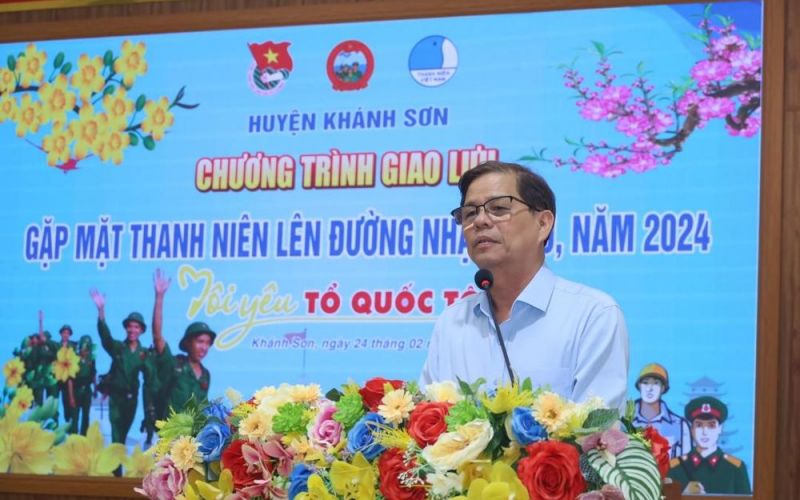 Chủ tịch UBND tỉnh Nguyễn Tấn Tuân tham dự chương trình giao lưu gặp mặt thanh niên lên đường nhập ngũ tại huyện Khánh Sơn