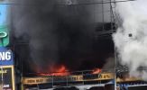 CLIP: Cháy lớn, khói lửa bao trùm siêu thị điện máy