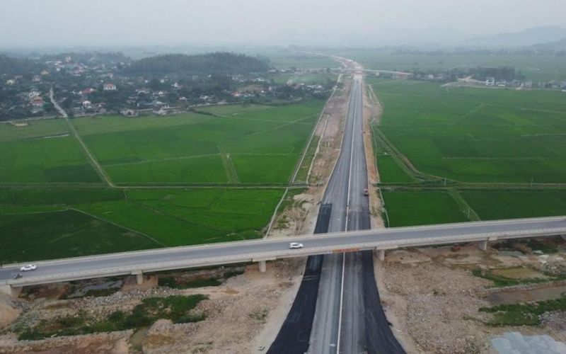 Dốc tổng lực thi công cao tốc Diễn Châu - Bãi Vọt trước giờ thông xe