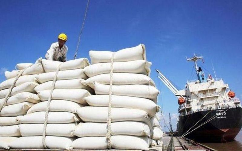 Giá gạo Việt Nam xuất khẩu giảm mạnh, không còn cao nhất thế giới