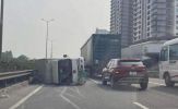 Hà Nội: Xe tải lật ngang trên đường Vành đai 3, giao thông ùn tắc