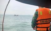 Hàng chục tàu thuyền tìm kiếm 2 người mất tích trên biển