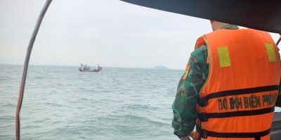 Hàng chục tàu thuyền tìm kiếm 2 người mất tích trên biển