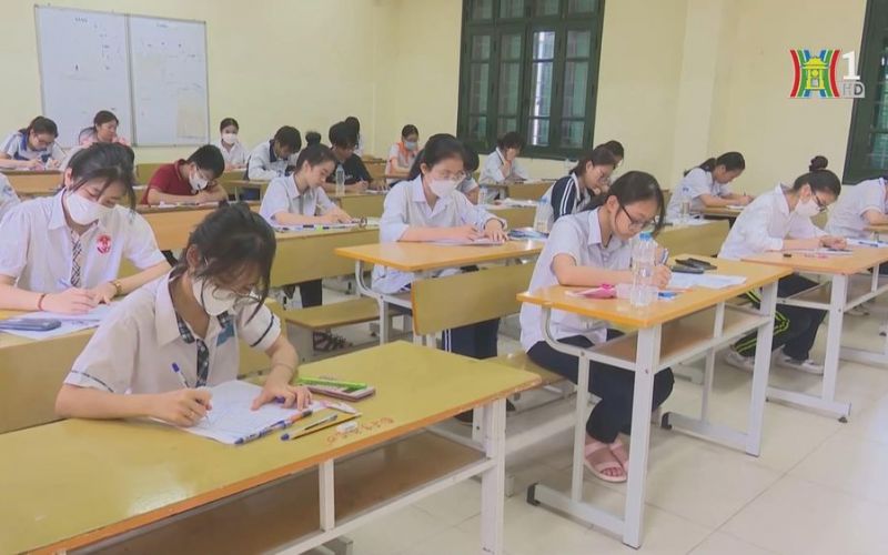 Học sinh Hà Nội nộp phiếu đăng ký dự tuyển lớp 10