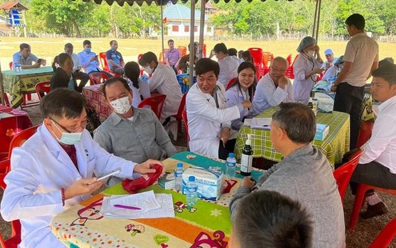 Khám bệnh và phát thuốc miễn phí cho người dân tại Trung Lào