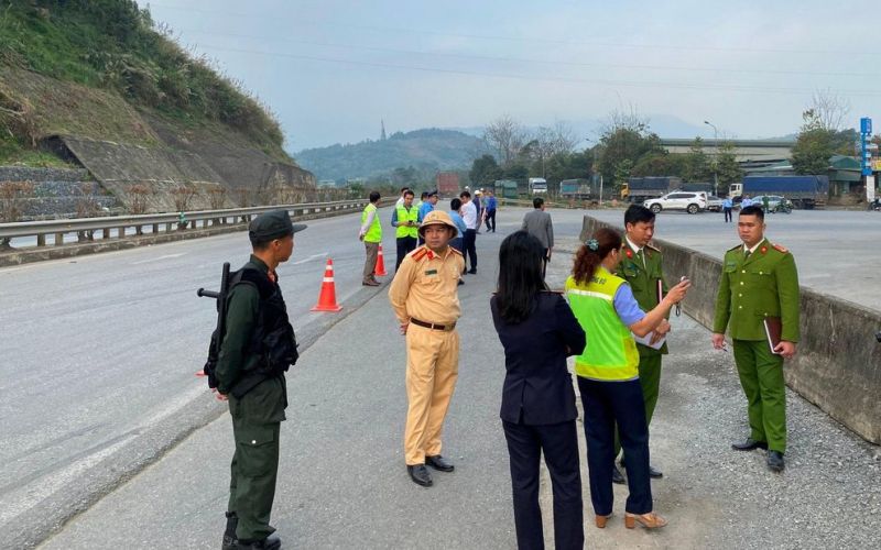 Làm rào chắn chặn xe máy vào cao tốc Nội Bài - Lào Cai