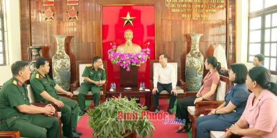 Lãnh đạo thị xã Chơn Thành thăm, động viên chiến sĩ mới