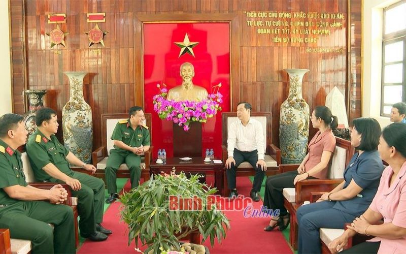 Lãnh đạo thị xã Chơn Thành thăm, động viên chiến sĩ mới