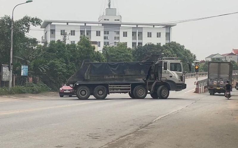 Mất an toàn giao thông tại khu vực đường Ỷ Lan - cầu vượt Phú Thụy