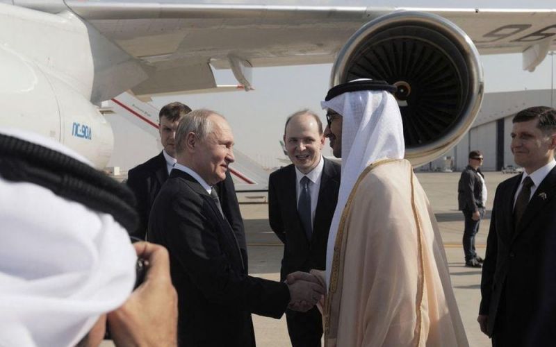 Máy bay chiến đấu UAE trình diễn chào đón Tổng thống Nga Vladimir Putin