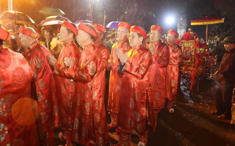 Người dân đội mưa dự lễ khai ấn đền Trần trong đêm