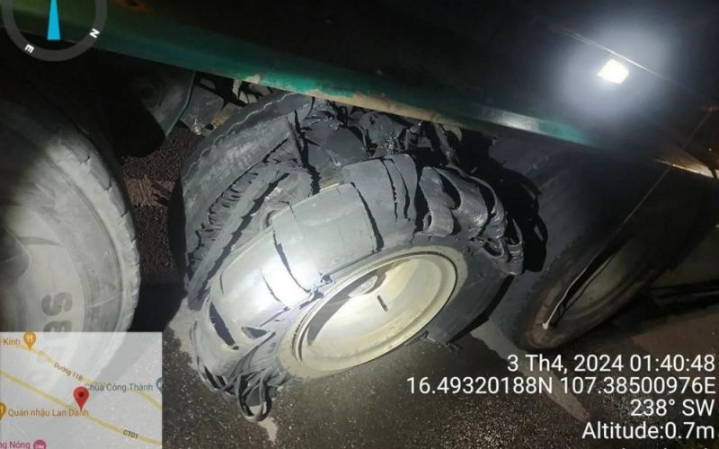 Nhiệt độ mặt đường cao tốc Cam Lộ - La Sơn lên tới 63 độ C, nhiều ô tô bị vỡ lốp