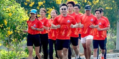 'Nữ hoàng điền kinh' Tú Chinh dự giải half-marathon Tự hào Tổ quốc tôi