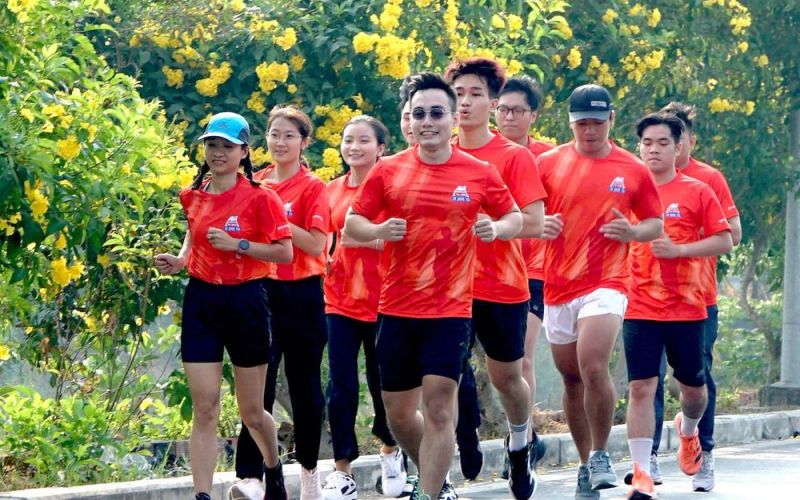 'Nữ hoàng điền kinh' Tú Chinh dự giải half-marathon Tự hào Tổ quốc tôi