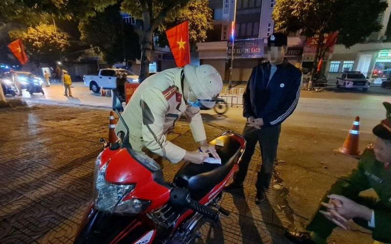 Quảng Ninh: Công an Cẩm Phả trực xuyên Tết ngăn chặn xử lý lái xe vi phạm nồng độ cồn