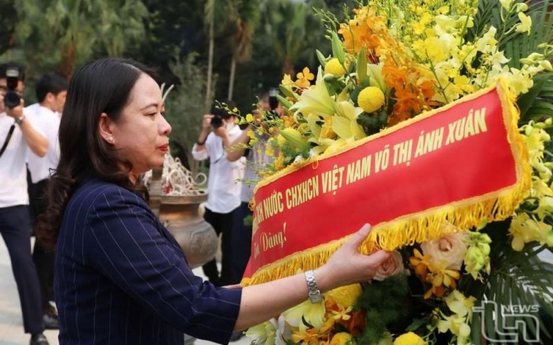 Quyền Chủ tịch nước Võ Thị Ánh Xuân dâng hương tưởng niệm Chủ tịch Hồ Chí Minh tại ATK Định Hóa