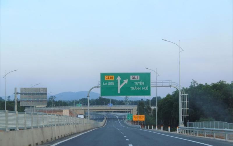 Rà soát việc tổ chức giao thông cao tốc Cam Lộ - La Sơn, bổ sung biển báo hiệu tại 'nút thắt cổ chai'