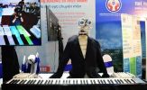Sinh viên chế tạo robot chơi piano
