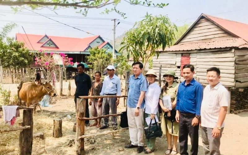 Sở Y tế Gia Lai bàn giao bò và tôn cho 5 hộ nghèo thôn Plei Hek
