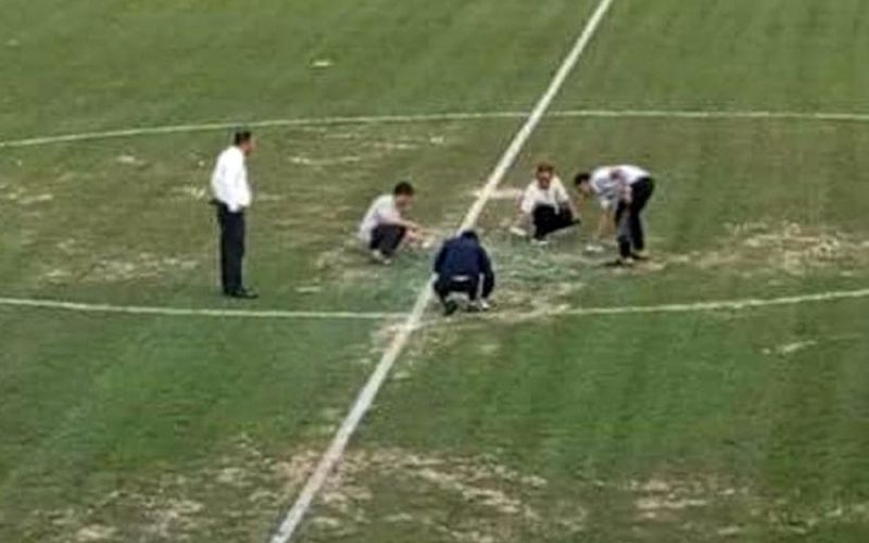 Sơn xanh sân cỏ, chuyện 'độc lạ' chỉ có ở bóng đá… Việt Nam