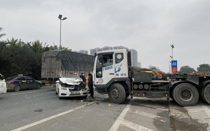 Tai nạn liên hoàn giữa 3 ô tô khiến Đại lộ Thăng Long ùn tắc nghiêm trọng