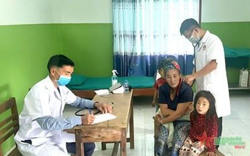 Tận tình chăm lo sức khỏe cho nhân dân Lào