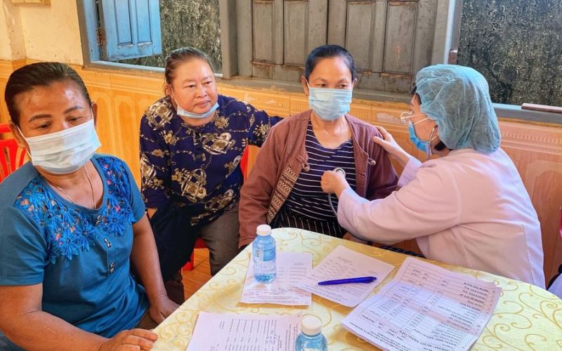 Thăm, khám bệnh phát thuốc và tặng quà người dân khó khăn ở Lào