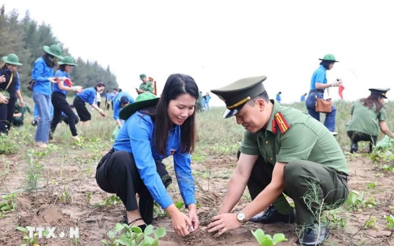 Thanh niên Thông tấn xã Việt Nam hưởng ứng Đề án trồng 1 tỷ cây xanh