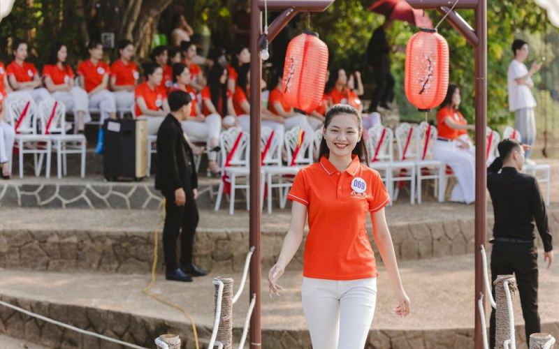 Thí sinh Hoa hậu Việt Nam Thời đại 2024 vẫn rạng rỡ dù tập luyện giữa thời tiết nắng nóng