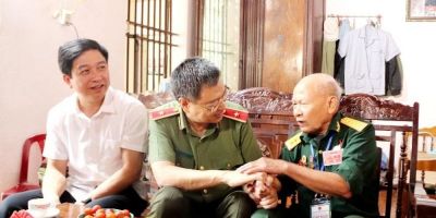 Thiếu tướng, Giám đốc Công an tỉnh Trần Phú Hà thăm, tặng quà các gia đình chính sách tại huyện Yên Định